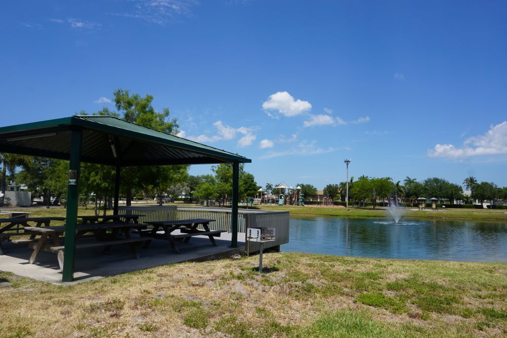 Stonis Park - Shelter on pond